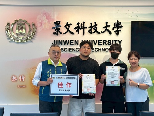 與校長及指導老師合影留念圖片
